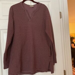 Duluth Trading V-Neck Burgundy Striped Tunic w/pockets.  Medium
